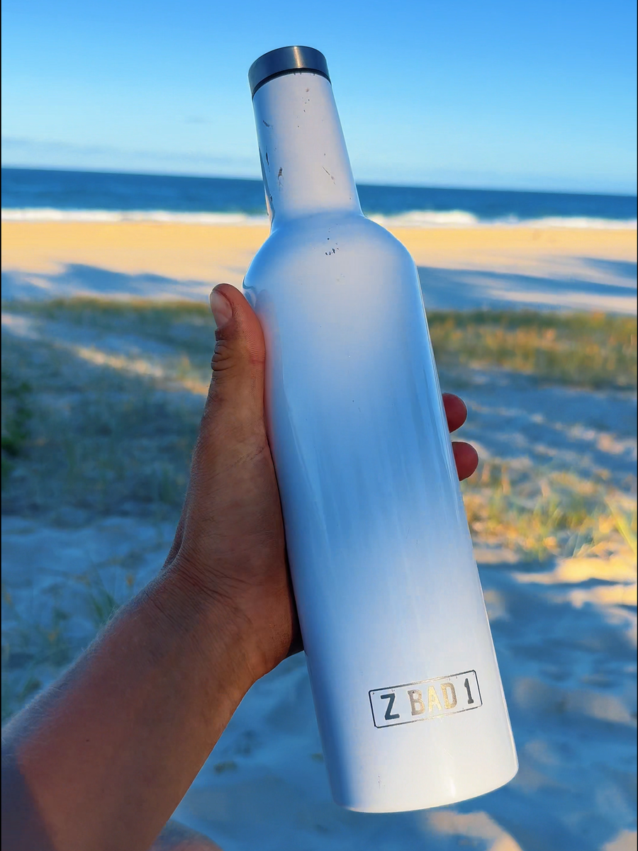 White ZBAD1 insulated flask 750ml held in hand at the beach